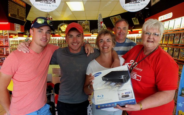 Die gelukkige vakansiegangers, met vlnr Ruben du Preez saam met Etienne, Elize en Kobus van Zyl by Desiree van Zyl wat die Blue-Ray Videomasjien aan Elize oorhandig het